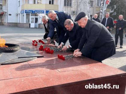 Генеральный консул Азербайджана возложил цветы к Вечному огню в Кургане