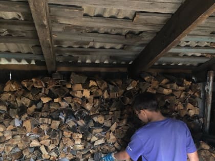 В Лебяжье волонтёры помогли маме мобилизованного на СВО сложить 10 кубов дров