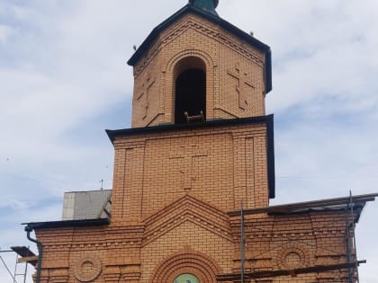 В Пантелеимоновском храме Кургана обновили крышу на колокольне