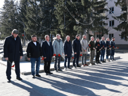 Участники президентской программы «Время героев» возложили цветы к Вечному огню Мемориала Славы