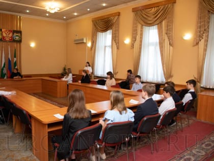 Курганским школьникам торжественно вручили первые паспорта