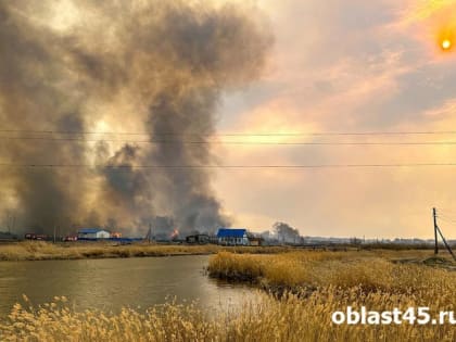 Курганские пожарные боролись с огнём одновременно в двух местах