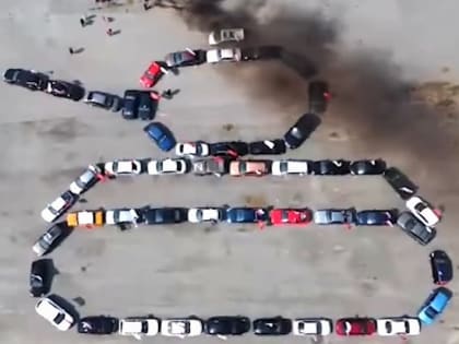 В Кургане из автомобилей выстроили фигуру танка
