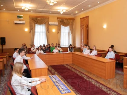 «Главный документ в жизни гражданина России». Первые паспорта торжественно вручили курганским школьникам