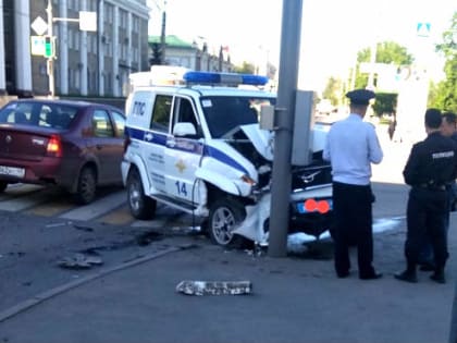 В центре Кургана на перекрестке столкнулись патрульный автомобиль и иномарка