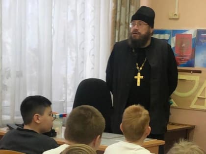 Настоятель курганского храма Матроны Московской рассказал школьникам о традициях Рождества