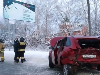Страшное ДТП в Кургане: разбились четыре легковушки и пассажирский микроавтобус
