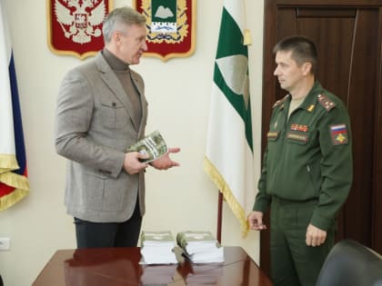 Спикер зауральского парламента Дмитрий Фролов передал военкомату информационные сборники