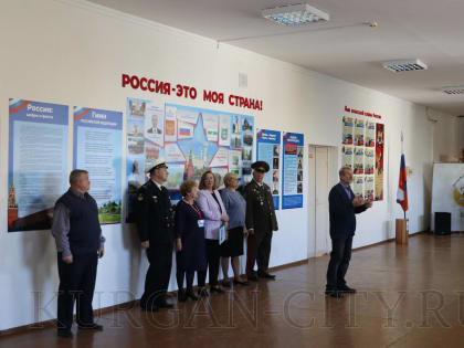 «Россия – это моя страна!». В школе № 75 открыли широкоформатное информативное панно