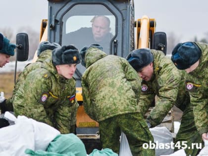 Как курганцы спасают свой город от возможного паводка?