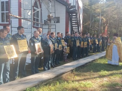 В Кургане священник поздравили огнеборцев с праздником небесной покровительницы