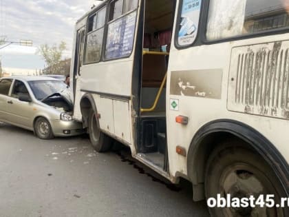 В Кургане легковушка впечаталась в автобус