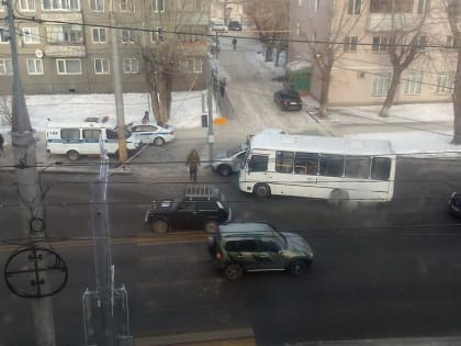 В Кургане ПАЗ, лавируя на дороге, ударил две машины