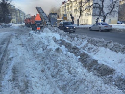 Дорожные службы ежедневно очищают курганские улицы от снега и наледи