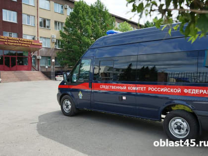 В Курганской области рабочий сорвался с крыши пятиэтажки
