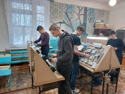 Шатровские старшеклассники получают профессию электромонтера без отрыва от учебы в школе