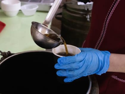 Посетителей курганских социальных столовых поздравили с наступающим Новым годом