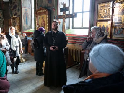 В Кургане священник провёл экскурсию для слабослышащих