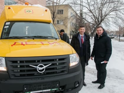 Накануне Нового года школы Курганской области получили в подарок комфортабельные автобусы