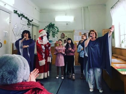 Родителей, в семьях которых воспитываются дети-сироты, на очередном собрании поздравили с наступающим новым годом