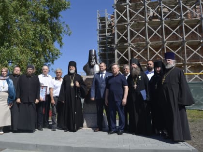 В Далматовском монастыре состоялось торжественное открытие и освящение бронзового бюста первого настоятеля обители, строителя Успенского собора, сына прп. Далмата Исетского архиман
