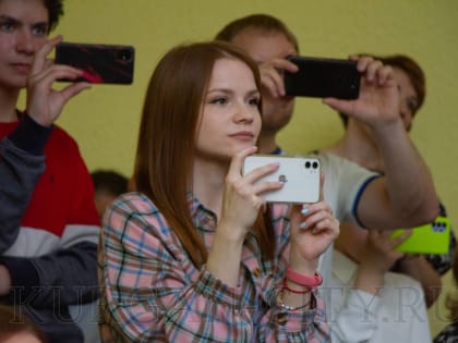 Глава города Кургана Елена Ситникова поздравила выпускников  с «Последним звонком»
