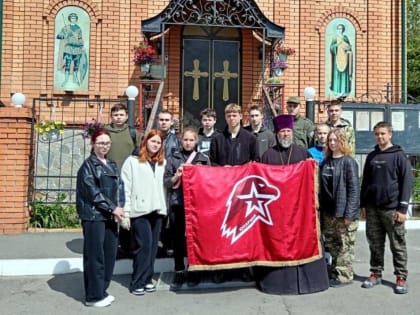 Школьники Кургана высадили на прихрамовой территории более 150 кустов роз