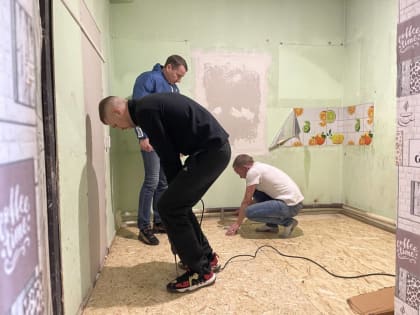 «Единая Россия» помогла семье военнослужащего отремонтировать комнату