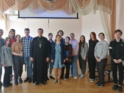 Курганский священник рассказал студентам, зачем священнослужители нужны на войне