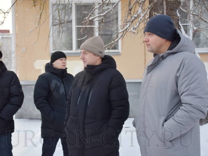 Временно исполняющий полномочия главы города Кургана Антон Науменко во время рабочего объезда проконтролировал уборку дворов и выполнение противопожарных мерорпиятий