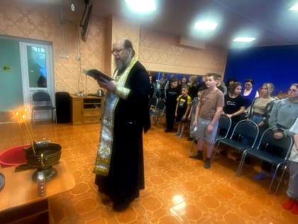 Насельник Далматовской обители иеромонах Иосиф (Бровкин) совершил великое освящение воды в окормляемых им Далматовском интернате для престарелых и инвалидов и «Центре помощи детям 