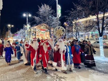 В Кургане прошло праздничное шествие сказочных героев