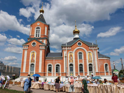 Курганские приходы отметили День семьи, любви и верности благотворительной ярмаркой «Белый цветок»