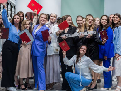 Татьяна Голикова и Сергей Кравцов вручили диплом с отличием финалистке конкурса «Флагманы образования» из Шадринска