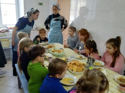 Участники курганского проекта «Школа милосердия» продолжают радовать юных прихожан вкусными обедами