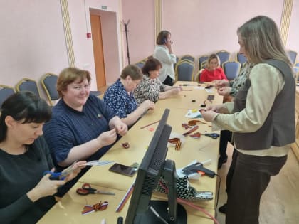 Общественники создают георгиевские броши