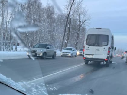 В Кургане на шоссе Тюнина столкнулись несколько автомобилей