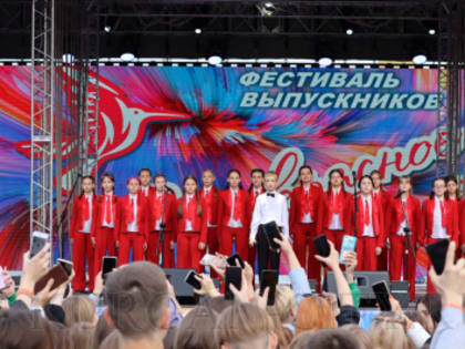 «Прекрасное далеко». Фестиваль выпускников состоялся на Троицкой площади