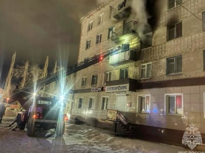 Из пожара в шадринской многоэтажке спасли двоих детей