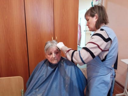 Курганские сёстры милосердия и добровольцы провели в доме-интернате акцию «Серебряный волос»