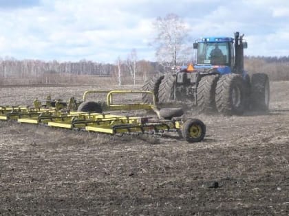 Аграрии Курганской области приступили к закрытию влаги на полях