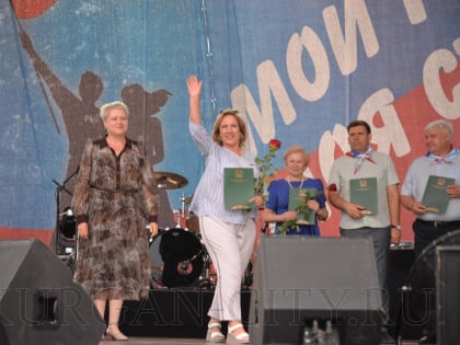 «Путь в будущее через знания!». В День города наградили лучших руководителей системы образования города