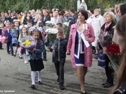 В школах Кургана состоялись торжественные линейки, посвященные Дню Знаний