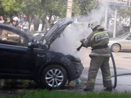 В Кургане на центральной улице загорелась иномарка