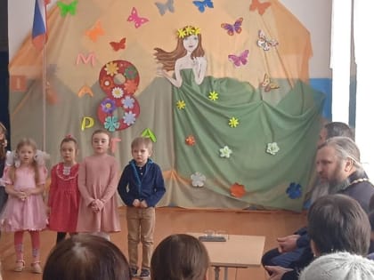 В Зауралье священник принял участие в школьном празднике