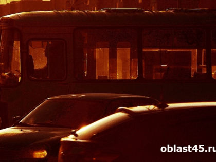 В центре Кургана столкнулись автобус и легковушка