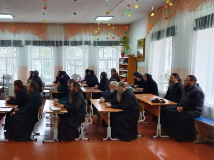 С молебна у мощей прп. Далмата Исетского и лекции по церковнославянскому языку доцента Челябинского университета В. Э. Будейко начались занятия на Курсах базовой подготовки в облас