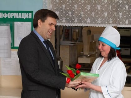В Кургане школьные повара получили цветы от руководства