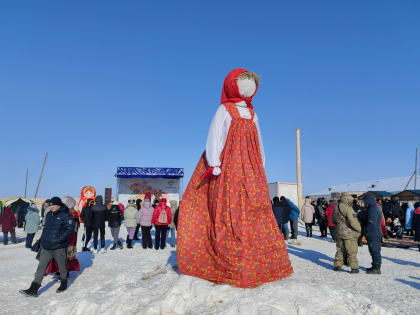 В Белозерском округе по случаю проводов зимы устроили большие народные гуляния