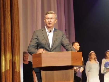 В Кургане председатель облдумы вручил дипломы выпускникам госколледжа